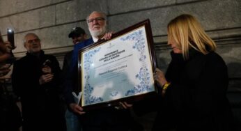 Evacuaron el Congreso por una amenaza y Eugenio Cuttica recibió su distinción en la calle
