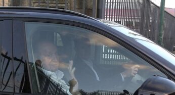 El Rey Juan Carlos I abandona la Escuela Naval de Marín tras visitar a la Princesa Leonor