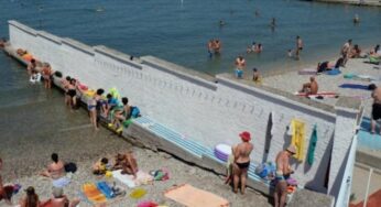 La playa italiana que desde hace 120 años separa a hombres y mujeres con un muro