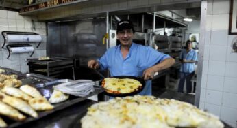 En Recoleta, los 90 años de una querida pizzería histórica: nació como un despacho mínimo y hoy vende hasta 1.500 pizzas por día