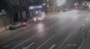 Video: una ambulancia fuera de control chocó a tres autos estacionados en Chacarita
