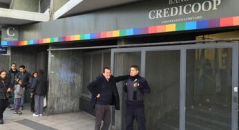 Insólito robo en un banco Credicoop de La Plata: rompieron los vidrios y se llevaron bolsas con dinero