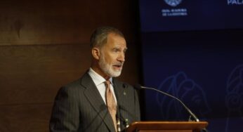 El Rey Felipe VI es recibido por el príncipe Faisal bin Hussein a su llegada a Jordania