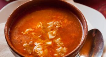 Receta de sopa de ajo o sopa castellana, un clásico atemporal de la cocina española para reconfortar los días fríos
