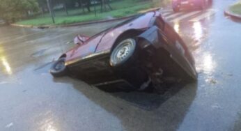 Córdoba: así lo “tragó” un socavón en avenida Vélez Sársfield durante la tormenta