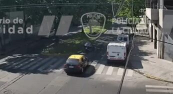 Impactante video: un taxista vio que dos motochorros le robaban a una mujer y los atropelló para que no escaparan