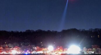Un avión con 64 pasajeros choca en el aire con un helicóptero en Washington: «Cayeron al río en una bola de fuego»