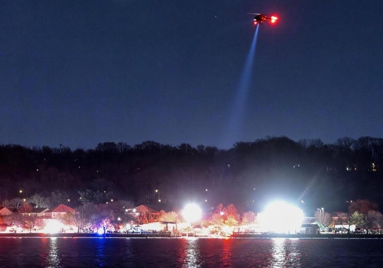Un avión con 64 pasajeros choca en el aire con un helicóptero en Washington: «Cayeron al río en una bola de fuego»