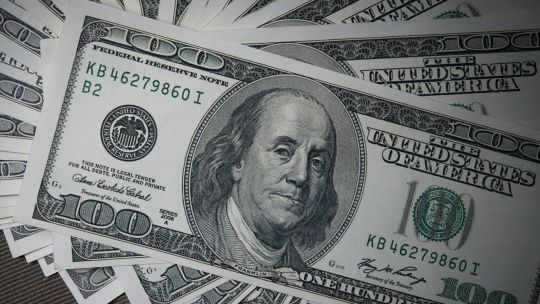 El dólar blue logra estabilidad este 3 de febrero pero los dólares financieros suben con fuerza