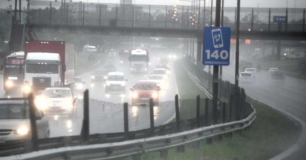 Tras el sorpresivo diluvio de madrugada en la Ciudad y el AMBA, aún siete provincias mantienen alertas por tormentas y calor