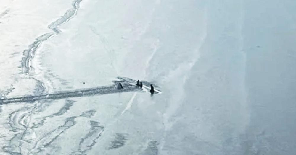 Encuentran con vida a un piloto y dos niñas que se aferraron al ala de un avión que se estrelló en un lago congelado