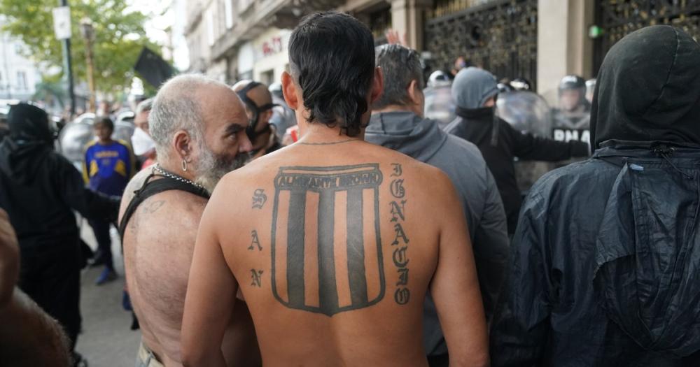 Marcha de jubilados: fuerte tensión y cruces de los barrabravas con la policía en el inicio de la protesta frente al Congreso