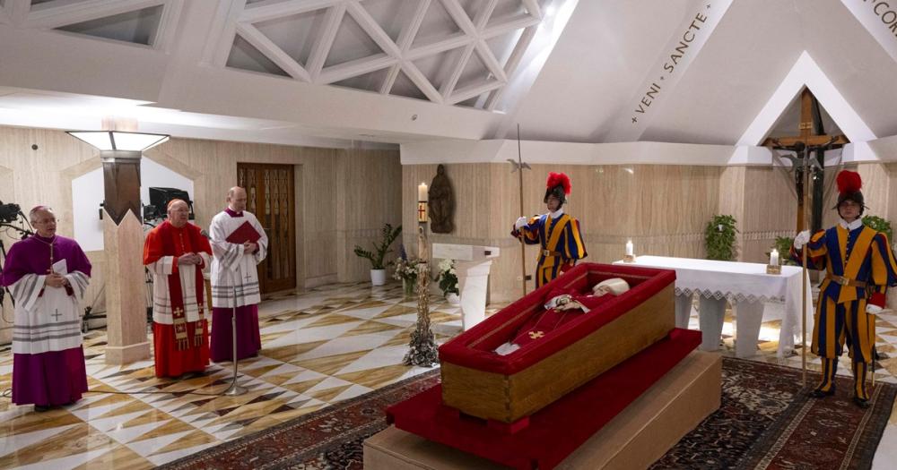 Murió el papa Francisco: el Vaticano difundió las primeras imágenes del Sumo Pontífice en el féretro
