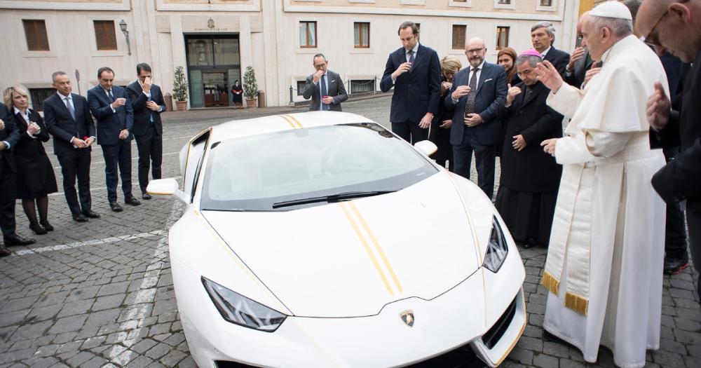 El papa Francisco y los autos: de un Lamborghini a la electrificación de la flota del Vaticano