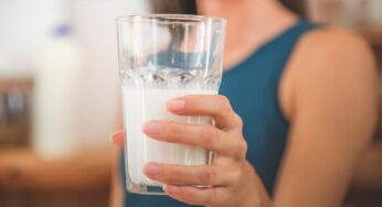 Cuatro trucos infalibles para que la leche no se estropee y dure más en la nevera