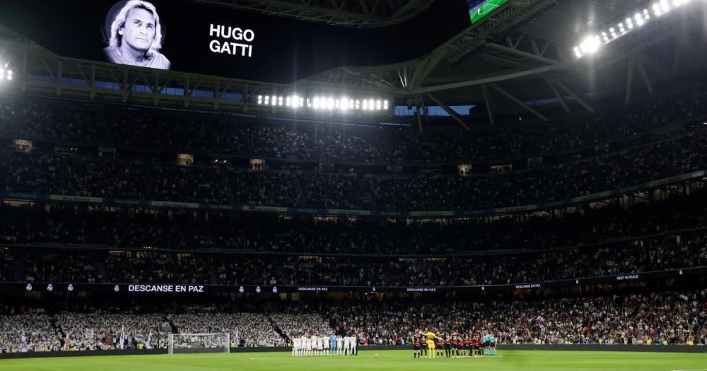 Con un emotivo minuto de silencio en homenaje al Loco Gatti, Real Madrid ganó sobre la hora y el título del Barcelona deberá esperar